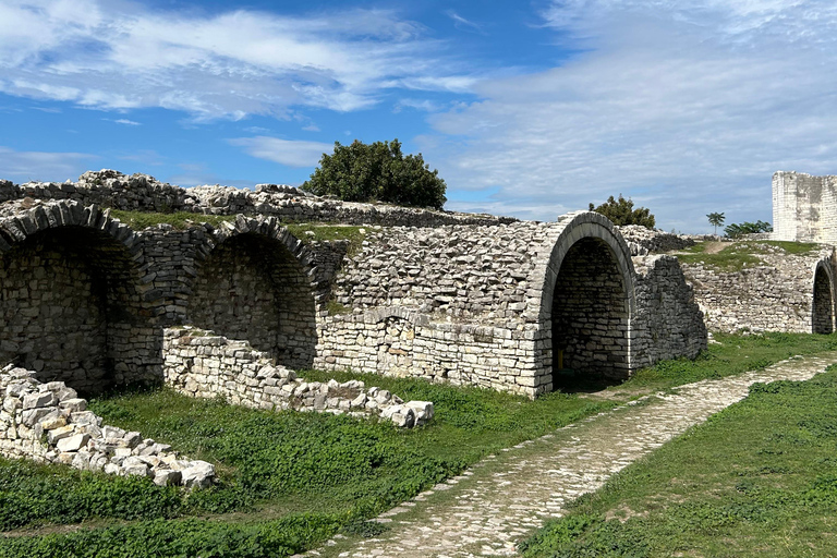 Od wybrzeża do gór: Wycieczka po siedmiu miastach Albanii