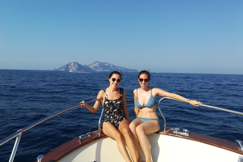 Sorrento: Passeio de barco partilhado em Capri com snorkeling e diversão!