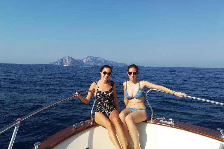 Sorrento: Passeio de barco partilhado em Capri com snorkeling e diversão!