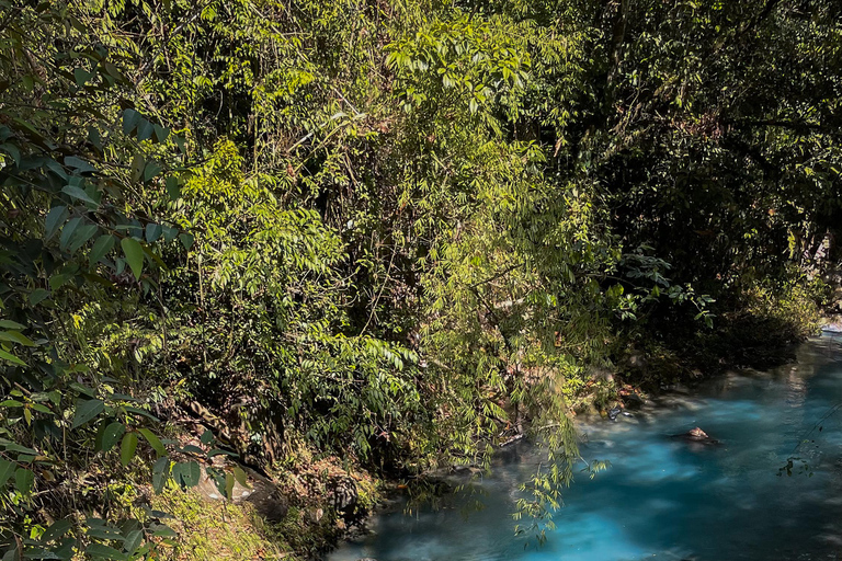 Tubulação no Rio Celeste: Experiências na natureza e águas azuisTubulação no Rio Celeste, aventura e natureza