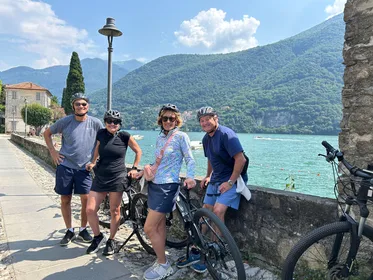 Comer See: Malerische Radtour am Ufer mit Wasserfall und Villen Comer See: Malerische Radtour am Ufer mit Wasserfall und Villen