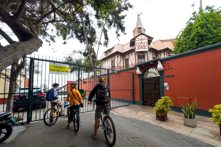 Lima: Miraflores & Barranco Guided Bike Tour