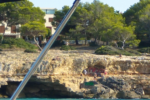 Maiorca: passeio de barco em Cala Vella com natação, comida e bebidasMaiorca: passeio de barco com natação, comida e bebidas