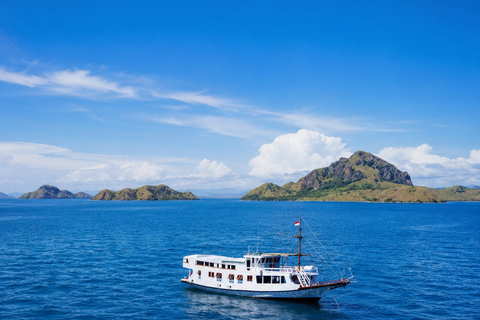 Labuan Bajo: 2-Day Komodo & Pink Beach Tour with Town Dinner Dorm (15 pax/room) 8 Island Stops, No Dinner, No Souvenirs
