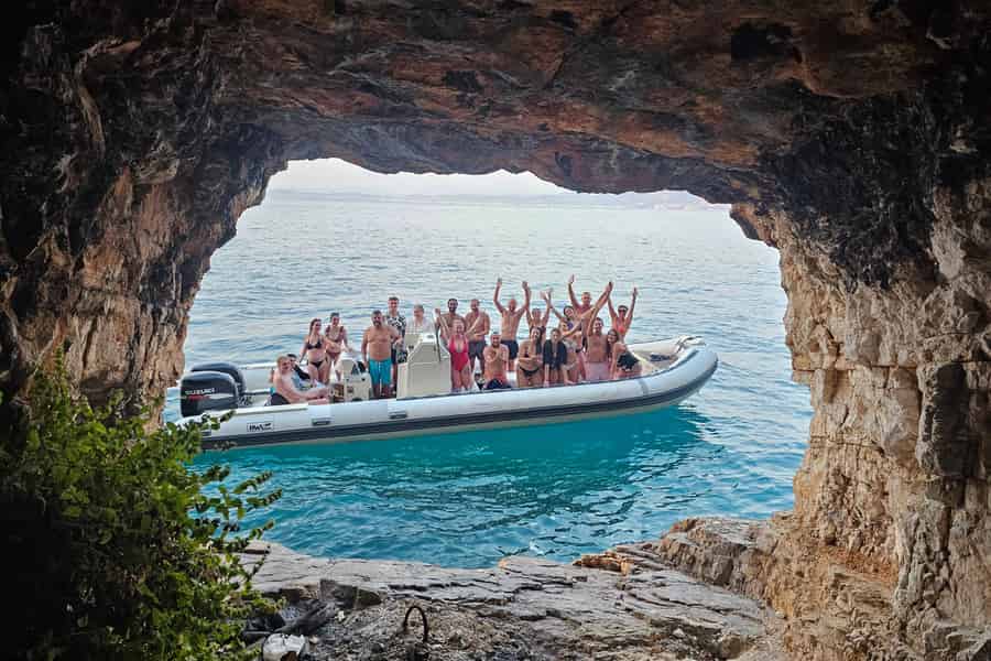 Ab Durrës/Golem: Bootstour nach Sazan, zur Haxhi-Ali-Höhle und nach Karaburun. Foto: GetYourGuide