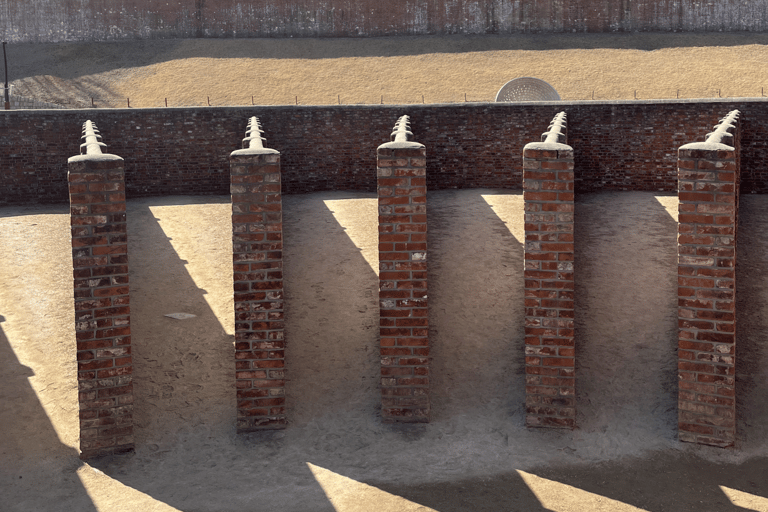 Sangre, Lágrimas e Independencia: Recorrido por la Oscura Historia Colonial de CoreaTour a pie en grupo, encuentro en la salida 5 de la estación de Dongnimmun 9:30 h