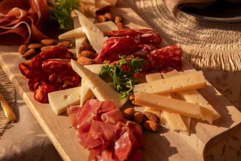 Prywatna degustacja wina z widokiem na Sagrada Familia i posiłkiem tapas