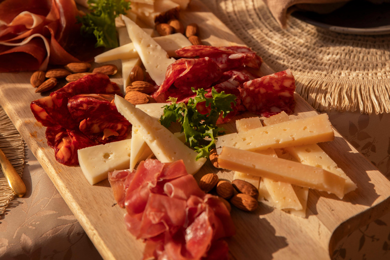 Prywatna degustacja wina z widokiem na Sagrada Familia i posiłkiem tapas