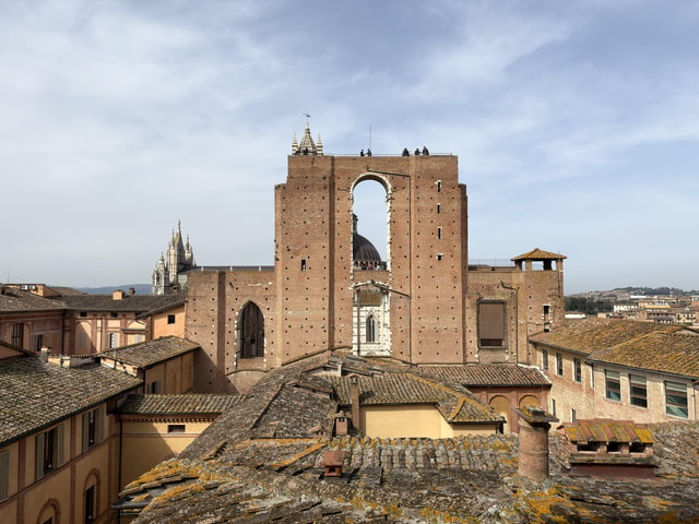 Palazzo delle Papesse in Siena: wine tasting in the courtyard + panorama