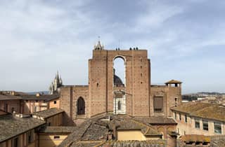 Palazzo delle Papesse in Siena: Weinverkostung im Innenhof + Panorama