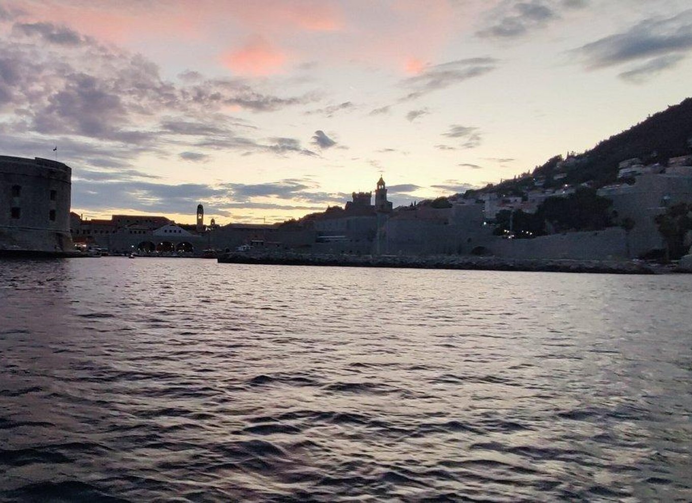 Solnedgangstur i glasbåd rundt i den gamle by og til grotter i Dubrovnik