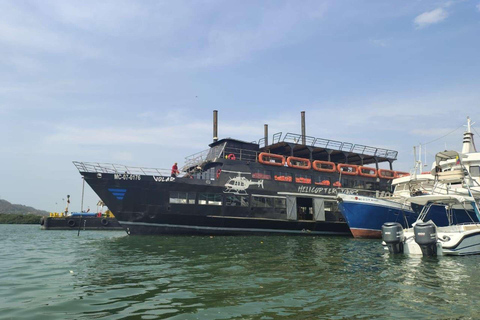 Helicopter Flight Over Tierra Bomba, VIP Bay Tour, Lunch, and Open Bar Helicopter Flight in Tierra Bomba Tour Bahía VIP, Lunch and Open Bar