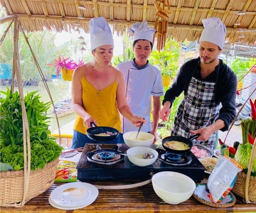 Hoi An: Rondvaart met mandjes, lantaarns maken en kookles