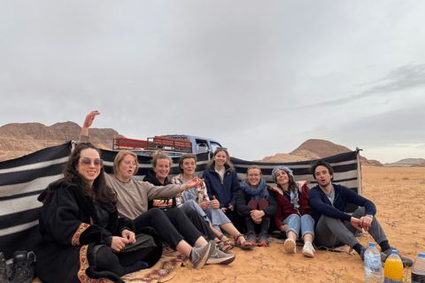 Deserto del Wadi Rum: Tour di un giorno in Jeep e pranzo tradizionale