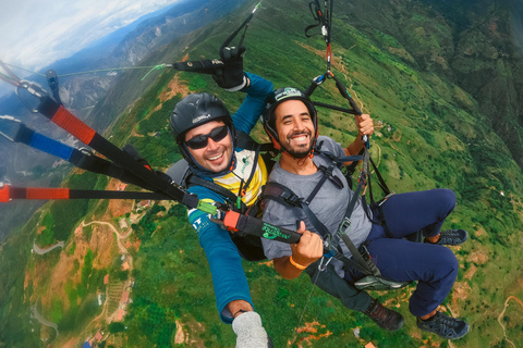 Paragliden in de Chicamocha Canyon, San Gil