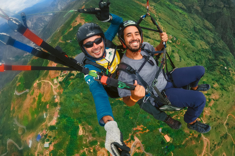 Paragliden in de Chicamocha Canyon, San Gil