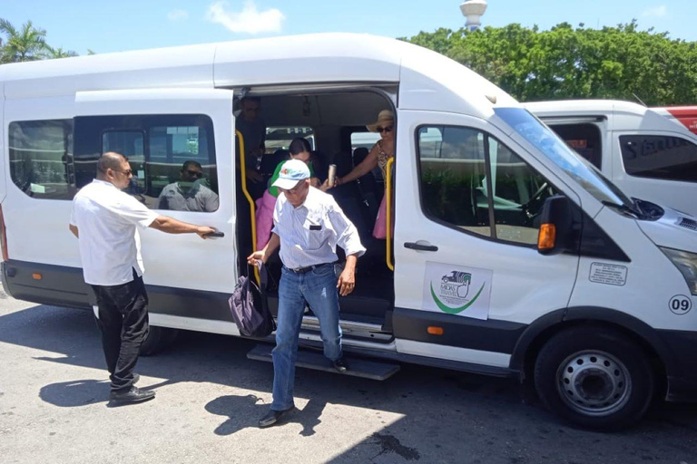 Flughafen Cancun: Hin- und Rückfahrt oder einmaliger Transfer nach AkumalFlughafen Cancun: Einweg-Transfer nach Akumal