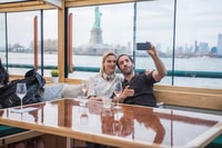 Crucero de Manhattan, estatua y horizonte a bordo de un yate de lujo - Housity