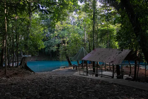 Río Celeste: Piscina natural en el bosque