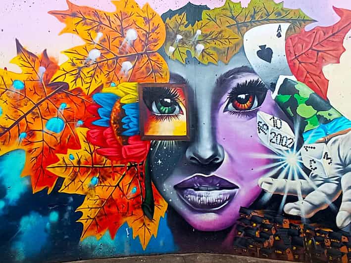 Medellín: Comuna 13 Graffiti Tour w/Street Food & Cable Car
