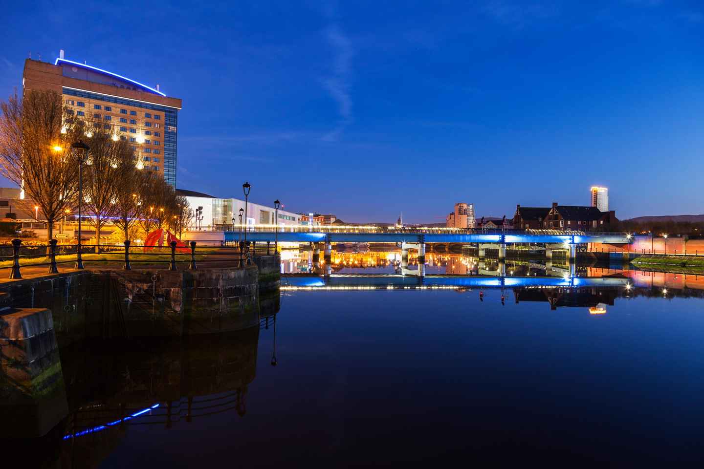 Belfast: Guided Nighttime Hydrobike Tour on the River Lagan