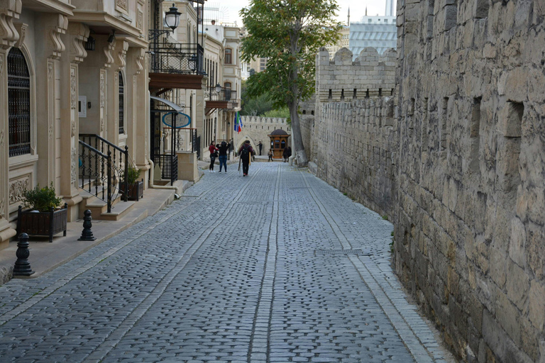 Baku: Private Photo Tour – Old City & Skyline