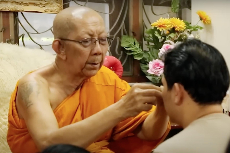 Tatuagem Sak Yant à mão no Wat Bang Phra e Bênção Dourada