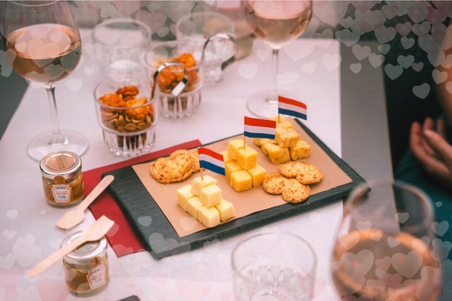 Amsterdam: Cozy Cheese &amp; Wine Cruise Tasting Experience