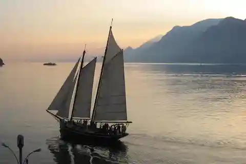 Malecine: Fireworks Evening Cruise
