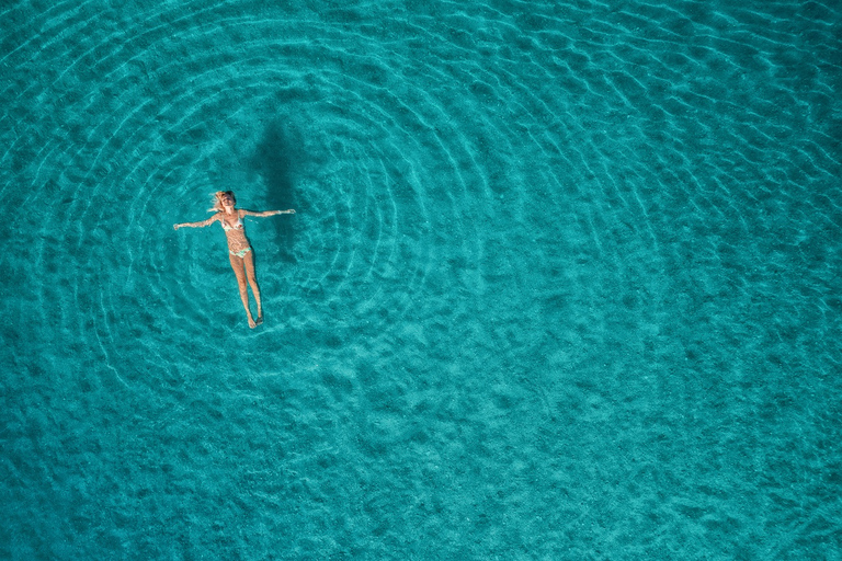 Atene: Crociera a nuoto con pranzo, vino e DJ a bordo