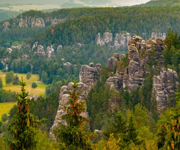 Excursión de un día a la Ciudad del Rock en Adrspach y a la Iglesia de la Paz