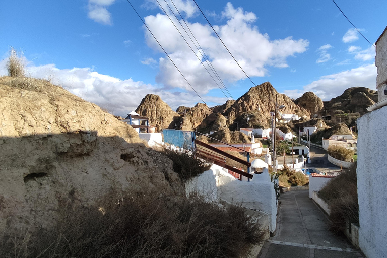 Guadix: Guided tour through Europe's largest cave district Guadix : Visite du plus grand quartier troglodyte d'Europe