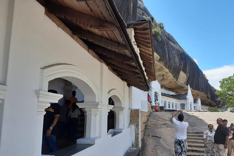 De Kandy: Sigiriya, visita guiada a Dambulla e chegada a TrincoDe Kandy: Sigiriya, Dambulla e Trinco Drop