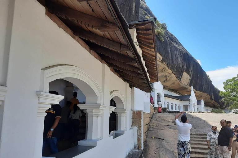 De Kandy: Sigiriya, visita guiada a Dambulla e chegada a TrincoDe Kandy: Sigiriya, Dambulla e Trinco Drop