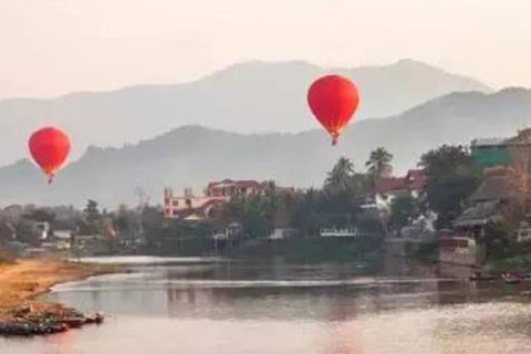 Vang Vieng: ballonvaart met ophaalservice vanaf je hotel in de stad