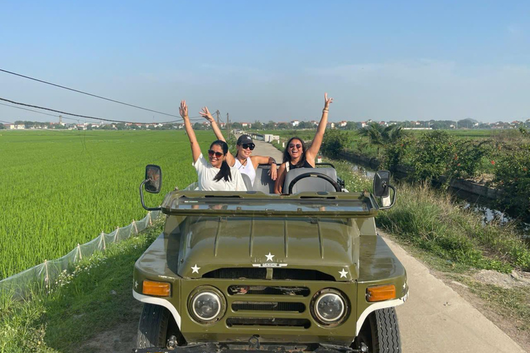 نينه بينه: غروب الشمس من كهف موا ومشي هوا لو ليلاًسيارة جيب قديمة للجيش الأمريكي