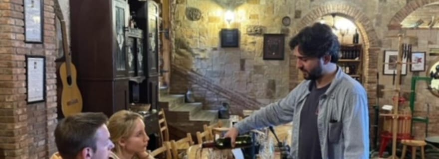 Dégustation de vins géorgiens dans une cave locale à Batumi