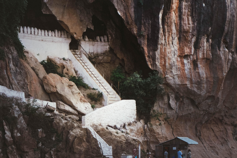 Luang Prabang: Almosengabe am Morgen &amp; Bootsfahrt zu den Pak Ou-Höhlen