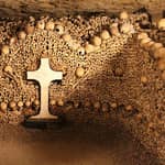 Parigi: ingresso alle catacombe e crociera fluviale sulla Senna con audioguida