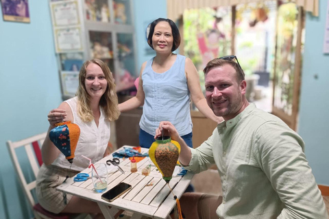 Clase de Fabricación de Linternas - El Gran Patrimonio Cultural de Hoi AnHoi An: Clase de fabricación de linternas en una casa local