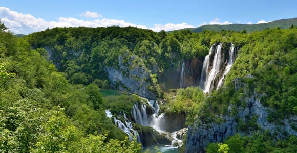 Von Zadar: Plitvicer Seen Tour mit Boot & Zugfahrt