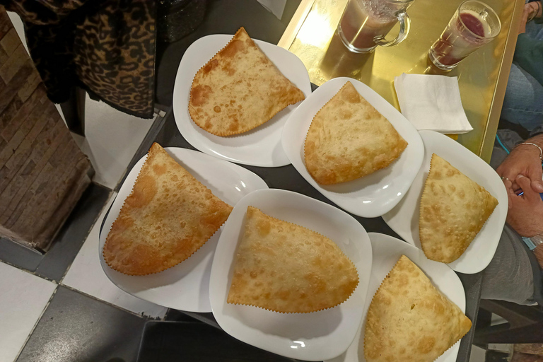 La Paz: Street Food Stories and Soul Tour at Night