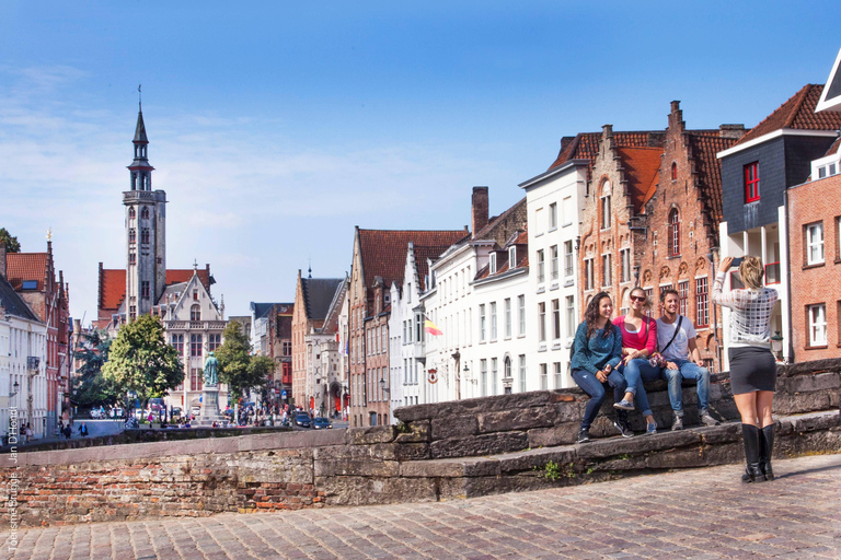 Brussels: Tour Bruges & Ghent with Cruise + Chocolate visit Tour in Spanish