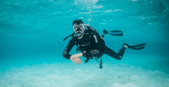 Menorca: Scuba diving baptism from a boat in the Reserva Marina del Norte
