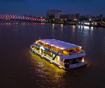 Ahmedabad: Akshar Riverfront Cruise with Meal & Music