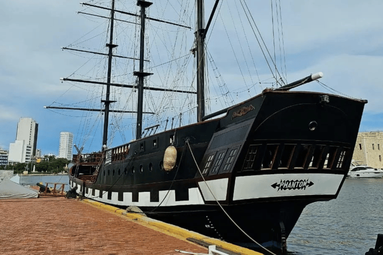 Solnedgång över bukten i Phantom Boat