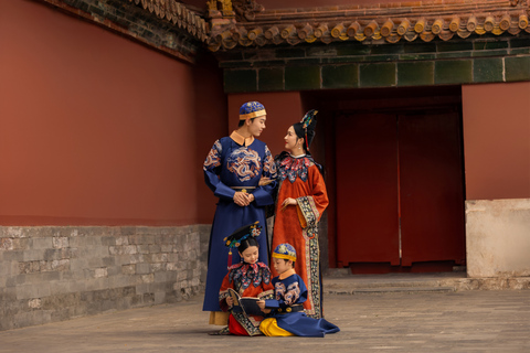 Beijing: Een Chinees kostuum uit de Qing-dynastie met styling