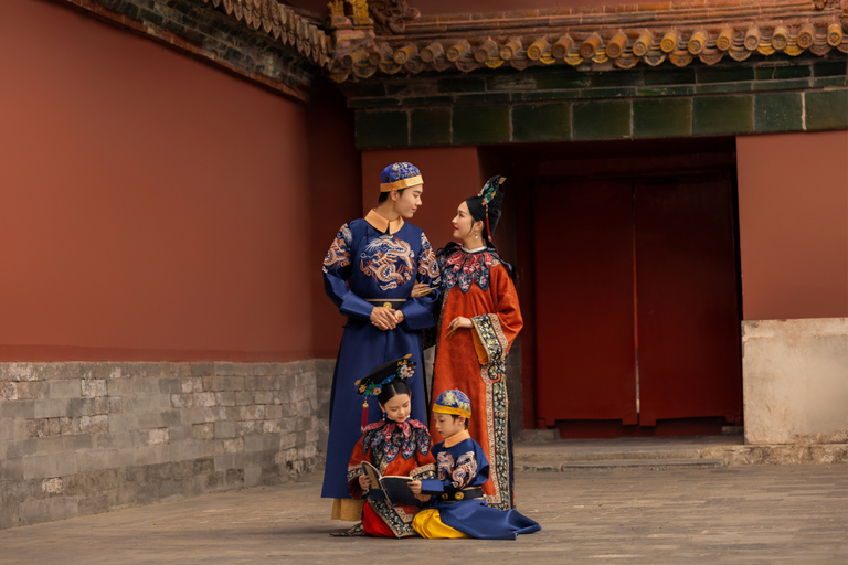 Beijing: Een Chinees kostuum uit de Qing-dynastie met styling