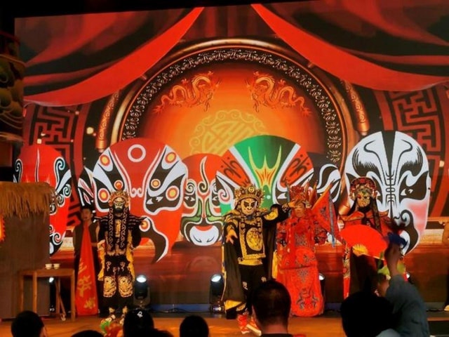 Chongqing: Sichuan face-changing Cultural Heritage Show