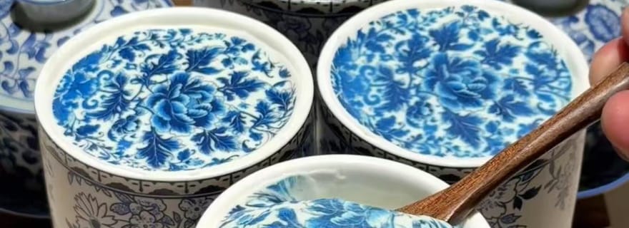 Hangzhou : fabrication d'une boisson en porcelaine bleue et blanche